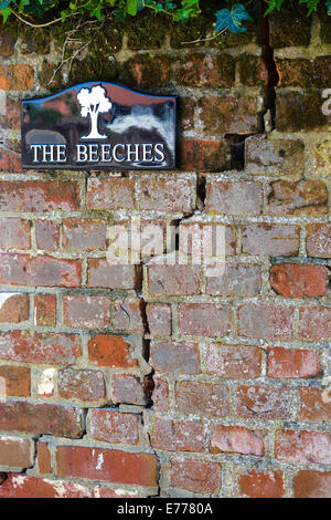 La subsidence des murs en brique. . England UK Banque D'Images