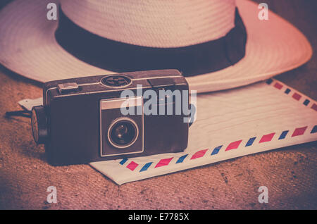 Voyage nostalgique explorer concept photo, film ancien appareil photo, chapeau et lettre par avion sur toile Banque D'Images