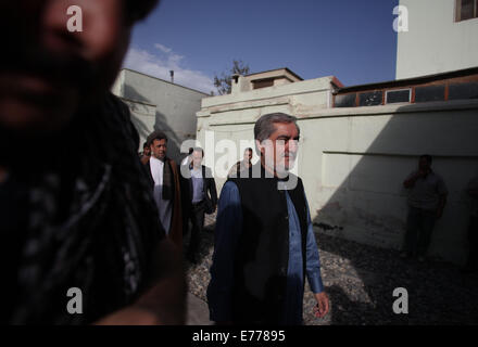 Kaboul, Afghanistan. Sep 8, 2014. Candidat à l'élection présidentielle afghane, Abdullah Abdullah arrive avant une conférence de presse à Kaboul, en Afghanistan, le 8 septembre 2014. Candidat à l'élection présidentielle afghane, Abdullah Abdullah, le lundi a remporté la victoire dans les élections présidentielles et a également déclaré que le processus politique pour la formation de gouvernement d'unité nationale a dû faire face à l'impasse. Credit : Ahmad Massoud/Xinhua/Alamy Live News Banque D'Images