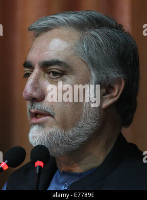 Kaboul, Afghanistan. Sep 8, 2014. Candidat à l'élection présidentielle afghane, Abdullah Abdullah, prend la parole lors d'une conférence de presse à Kaboul, en Afghanistan, le 8 septembre 2014. Candidat à l'élection présidentielle afghane, Abdullah Abdullah, le lundi a remporté la victoire dans les élections présidentielles et a également déclaré que le processus politique pour la formation de gouvernement d'unité nationale a dû faire face à l'impasse. Credit : Ahmad Massoud/Xinhua/Alamy Live News Banque D'Images