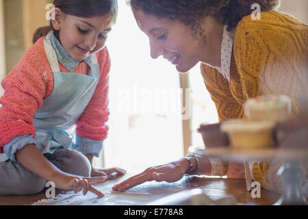 Mère et fille jouer, ensemble la farine Banque D'Images