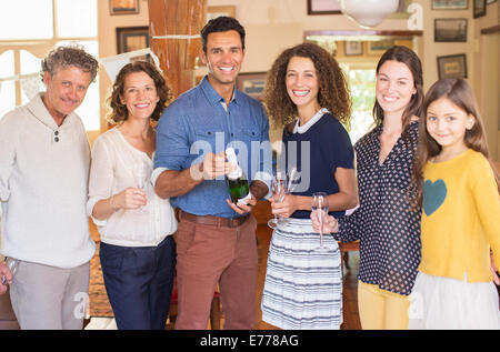 Fête de famille avec boissons Banque D'Images