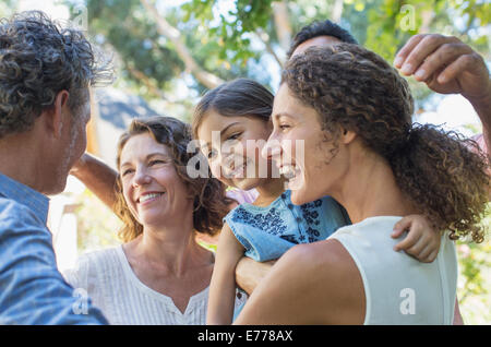 Family hugging outdoors Banque D'Images