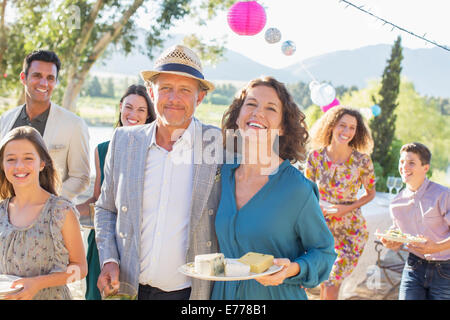 Vieux couple hugging at family picnic Banque D'Images