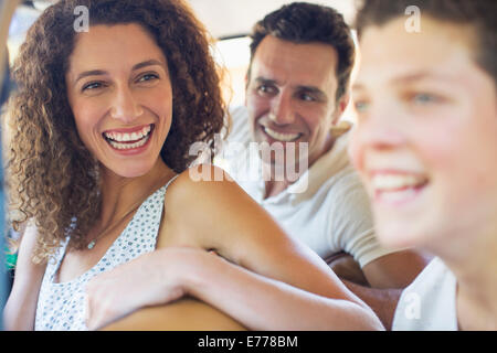 Woman en voiture avec la famille Banque D'Images