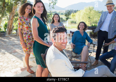 Family sur patio dans L Banque D'Images