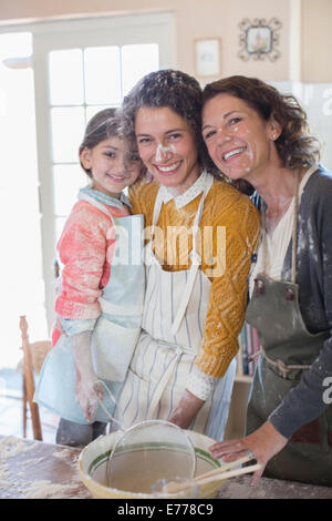 Trois générations de femmes Ensemble de cuisson Banque D'Images