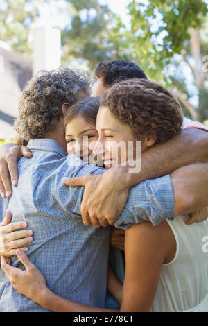 Family hugging outdoors Banque D'Images