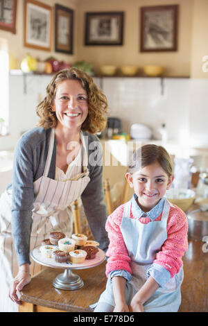 Grand-mère et petite-fille smiling in kitchen Banque D'Images