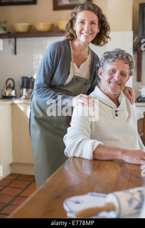 Vieux couple se détendre dans la cuisine Banque D'Images