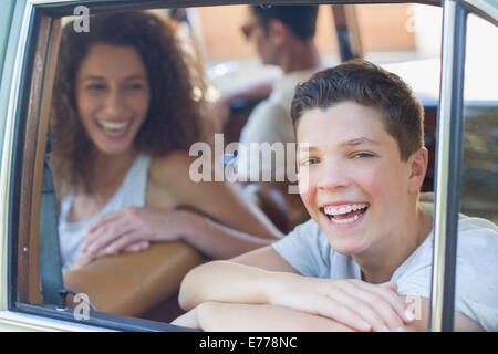 Family riding in car ensemble Banque D'Images