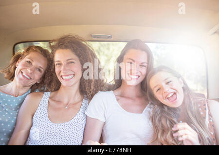 Quatre femmes assises in backseat of car Banque D'Images