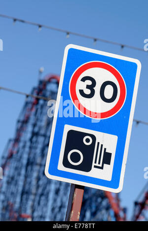 La limite de vitesse de 30 mi/h et la vitesse de connexion de l'appareil photo avec 'the big one' rollercoaster en arrière-plan (Blackpool, lancashire) Banque D'Images