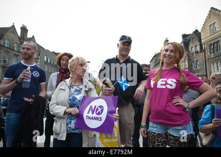 Edinburgh, Ecosse, Royaume-Uni. Sep 8, 2014. Photo montre 'Oui' partisans contre voté "non" à l'écoute de Jim Murphy MP continue son '100 Rue en 100 jours de tournée à Grassmarket d'Édimbourg en avant du référendum, Sottish UK Crédit : Jeff Gilbert/Alamy Live News Banque D'Images