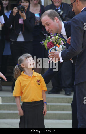 Oxford, UK. 8Th Sep 2014. Oxford, Angleterre le 8 septembre 2014. Le prince William reçoit les bébés jouets et de fleurs. Le duc est d'ouvrir un nouveau bâtiment de l'Université d'Oxford. Credit : Pete Lusabia/Alamy Live News Banque D'Images