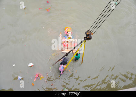 Ahmedabad, Gujarat/Inde. Sep 8, 2014. Les dévots portent une idole du dieu hindou Ganesh, la divinité de la prospérité, dans la rivière Sabarmati pour son immersion pendant les dix jours du festival Ganesh Chaturthi, à Ahmedabad, Inde. Credit : Nisarg Lakhmani/Alamy Live News Banque D'Images