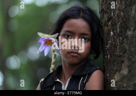 Dhaka, Bangladesh. Sep 8, 2014. Un enfant avec de l'eau lily.water lily, la fleur nationale du Bangladesh.L'existence de certains agriculteurs des zones humides est basée sur l'agriculture, de l'eau lily qu'ils font pour environ six à sept mois par année. Les agriculteurs locaux prennent leurs petits bateaux pour aller chercher de l'eau de lys et de les vendre au marché. Zakir Hossain Chowdhury Crédit : Fil/ZUMA/Alamy Live News Banque D'Images