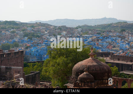 Ville de Brahmpur bleu vu de Fort Mehrangarh, Jodhpur, Rajasthan, Inde. Banque D'Images