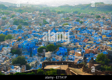 Ville de Brahmpur bleu vu de Fort Mehrangarh, Jodhpur, Rajasthan, Inde. Banque D'Images