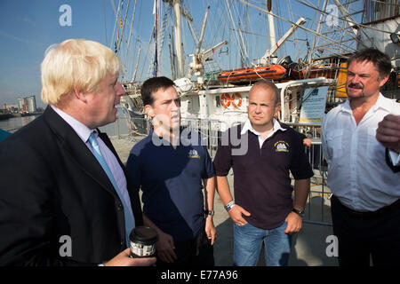 Londres, Royaume-Uni. Sep 8, 2014. Le maire de Londres Boris Johnson réunion avec les membres de l'équipage au cours d'une visite au Royal Greenwich Tall Ships Festival qui est organisé par RB Greenwich, à bord du navire TS tenace. Le Festival est considéré comme un point fort de la Thames, totalement nouvelle promotion d'un mois d'événements et de rive de la rivière Thames Festival offert par la confiance. Crédit : Michael Kemp/Alamy Live News Banque D'Images