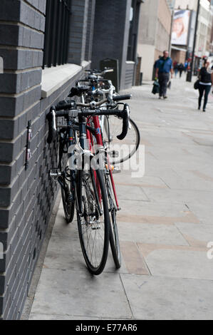 Prêt de vélos garés devant l'établissement Ace Hotel London Shoreditch dans Banque D'Images