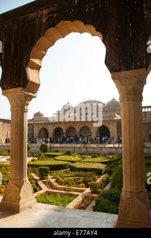 Dans le jardin de style Moghol à vers Jai Mandir, troisième cour, Fort Amber, Jaipur, Rajasthan, Inde. Banque D'Images