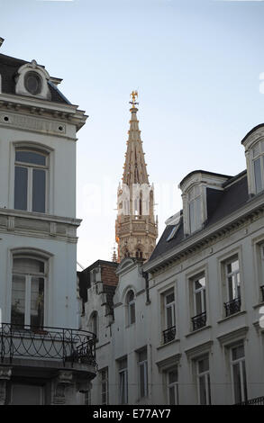 La tour de la maison du roi, de la grand place, s'élevant au-dessus de blocs appartement, Bruxelles, Belgique. Banque D'Images