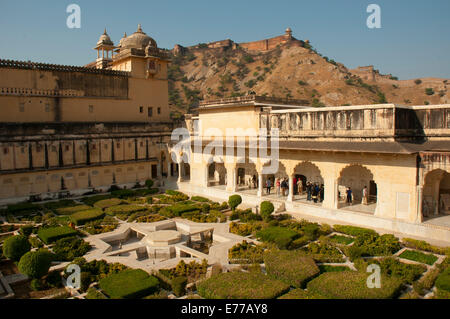 Dans le jardin de style Moghol, troisième cour, Fort Amber, Jaipur, Rajasthan, Inde Fort Amber, Jaipur, Rajasthan, Inde. Banque D'Images