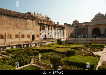 Dans le jardin de style Moghol, troisième cour, Fort Amber, Jaipur, Rajasthan, Inde. Banque D'Images