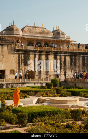 Dans le jardin de style Moghol, troisième cour, Fort Amber, Jaipur, Rajasthan, Inde. Banque D'Images