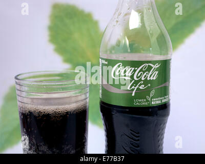 Coca-Cola en partie vie sucré avec de l'extrait de plante de stevia, Londres Banque D'Images