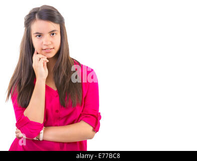 Teenage girl smiling et à l'appareil photo en main sous son menton isolated on white Banque D'Images