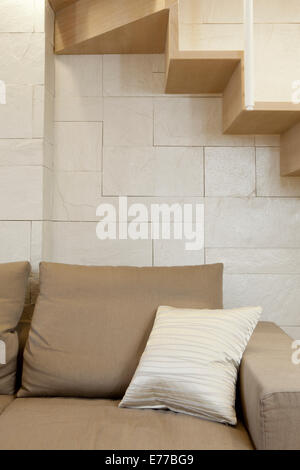 Détails d'un salon moderne dans des couleurs crème sable brun Banque D'Images