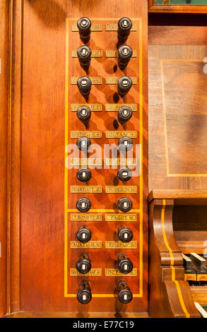 L'arrête sur un orgue dans une église. Banque D'Images