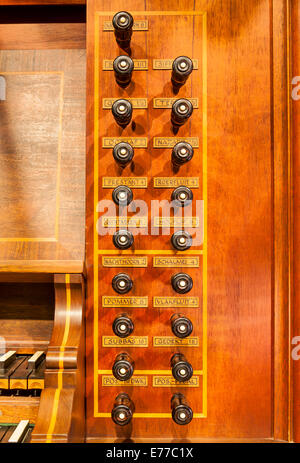 L'arrête sur un orgue dans une église. Banque D'Images