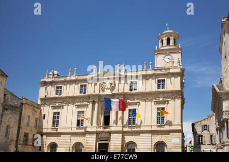 France Arles Hôtel de ville battant Tricolore Français Banque D'Images