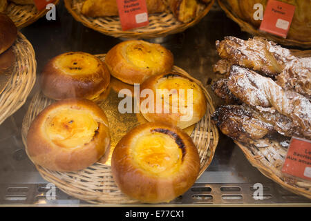 Des pâtisseries dans un magasin boulanger à Marseille France Banque D'Images