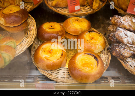 Des pâtisseries dans un magasin boulanger à Marseille France Banque D'Images