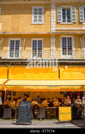 Cafe la nuit à Arles France Banque D'Images