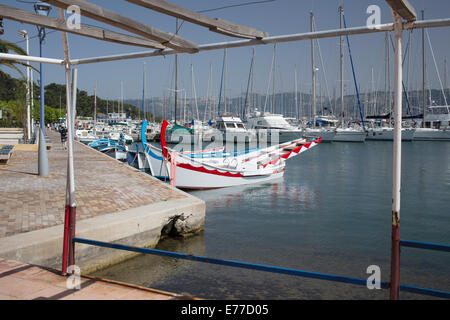 St Mandrier-sur-mer en Provence France et port de plaisance avec des bateaux Banque D'Images