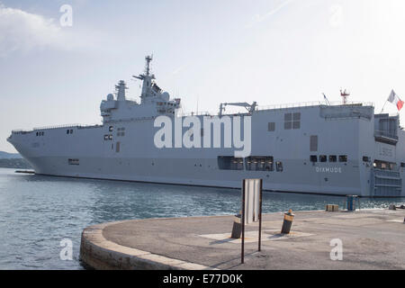 Porte-hélicoptères français et de voies de navire au port de Toulon France Banque D'Images