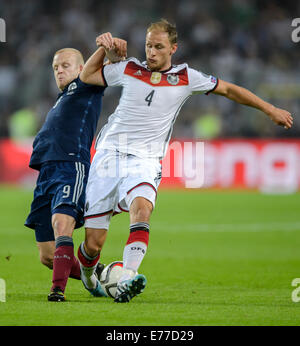 Dortmund, Allemagne. 07Th Nov, 2014. L'Allemagne Benedikt Hoewedes (R) et l'Ecosse de Steven Naismith en action au cours de l'Em match de qualification entre l'Allemagne et de l'Écosse au stade Signal-Iduna-à Dortmund, en Allemagne, 07 septembre 2014. Photo : Thomas Eisenhuth - AUCUN SERVICE DE FIL-/dpa/Alamy Live News Banque D'Images