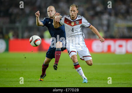 Dortmund, Allemagne. 07Th Nov, 2014. L'Allemagne Benedikt Hoewedes (R) et l'Ecosse de Steven Naismith en action au cours de l'Em match de qualification entre l'Allemagne et de l'Écosse au stade Signal-Iduna-à Dortmund, en Allemagne, 07 septembre 2014. Photo : Thomas Eisenhuth - AUCUN SERVICE DE FIL-/dpa/Alamy Live News Banque D'Images