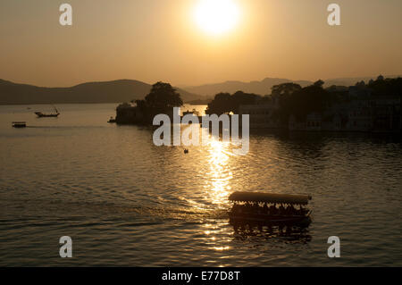 Petit bateau sur le lac Pichola, Udaipur, Rajasthan, Inde. Banque D'Images