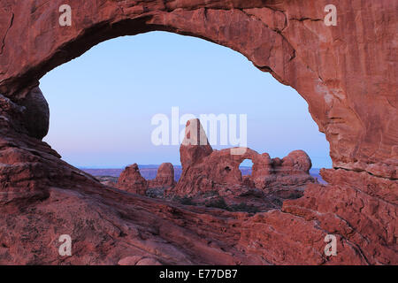 Passage de tourelle vu à travers la fenêtre du Nord Arch au lever du soleil à Arches National Park près de Moab, Utah Banque D'Images