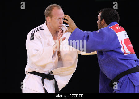 Jason Koster de Nouvelle-Zélande (blanc) v Sahil Pathania de l'Inde (bleu) dans la mens 100 kg le judo à des jeux du Commonwealth de 2014 Banque D'Images