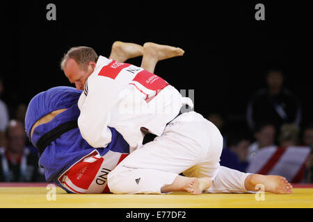 Jason Koster de Nouvelle-Zélande (blanc) v Sahil Pathania de l'Inde (bleu) dans la mens 100 kg le judo à des jeux du Commonwealth de 2014 Banque D'Images