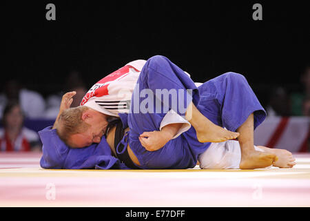 Jason Koster de Nouvelle-Zélande (blanc) v Sahil Pathania de l'Inde (bleu) dans la mens 100 kg le judo à des jeux du Commonwealth de 2014 Banque D'Images