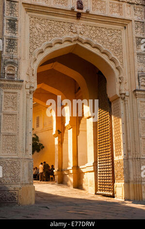 Flux de lumière du soleil à travers la porte, Fort Mehrangarh, Jodhpur, Rajasthan, Inde. Banque D'Images