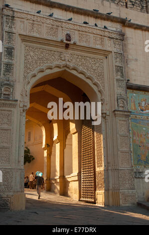 Flux de lumière du soleil à travers la porte, Fort Mehrangarh, Jodhpur, Rajasthan, Inde. Banque D'Images